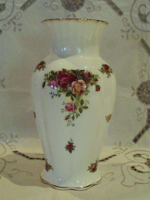 ROYAL ALBERT OLD COUNTRY ROSES MONTROSE VASE